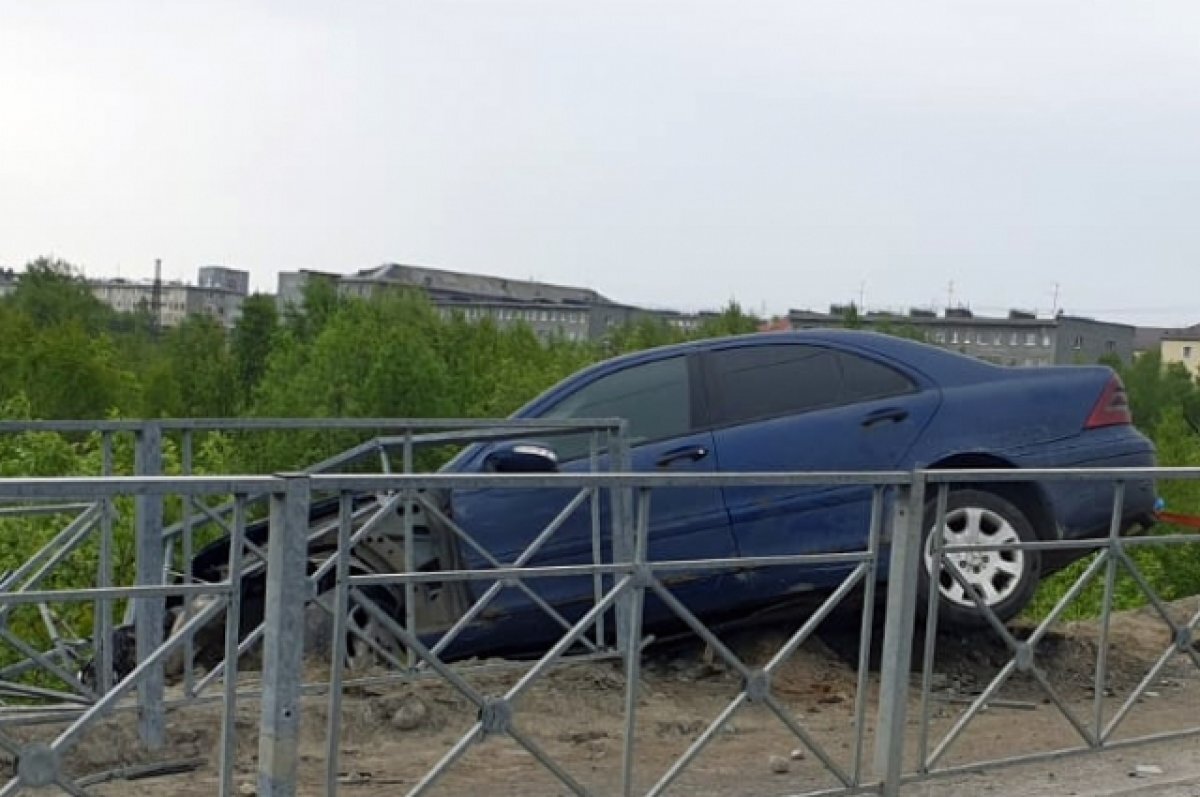    В Апатитах Merсedes въехал в ограждение моста и чуть не свалился вниз