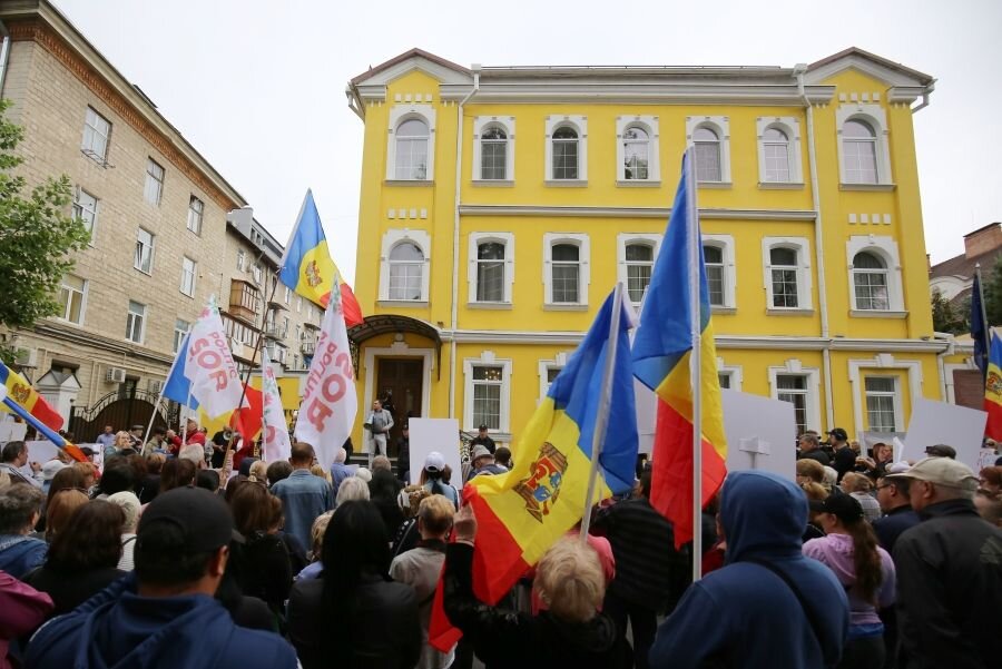    Сторонники и представители оппозиционной в Молдавии партии «Шор» пикетируют здание Конституционного суда, где начинается заседание по ее возможному запрету © Родион Прока/Sputnik/РИА Новости