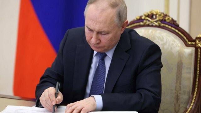 Участники СВО на Украине действительно получают помилование, однако в случае повторного нарушения закона они должны отвечать по закону. Об этом заявил Владимир Путин во время встречи с военкорами.

В ходе мероприятия один из журналистов заметил, что вернувшиеся с СВО рецидивисты "бросают тень" на остальных военнослужащих из числа заключенных. На это президент заметил, что защитникам Родины должна быть "честь и хвала", но в случае повторных правонарушений или преступлений они должны нести наказание.

"Они же получают сразу, я же подписываю указы о помиловании. Но, действительно, есть рецидивы. Тогда человек должен отвечать по всей строгости закона, чего бы там ни происходило", – сказал глава государства.

При этом Путин подчеркнул, что уровень рецидивов среди участников спецоперации в 10 раз меньше, чем среди обычных заключенных, где он доходит до 40%. Повторные нарушения закона неизбежны, но они минимальны, заверил он.

До этого президент оценил ситуацию с набором контрактников и добровольцев в ВС РФ. Он охарактеризовал ее пословицей "Русский мужик медленно запрягает, зато быстро едет". По его словам, с начала года в армию удалось привлечь порядка 156 тысяч человек.