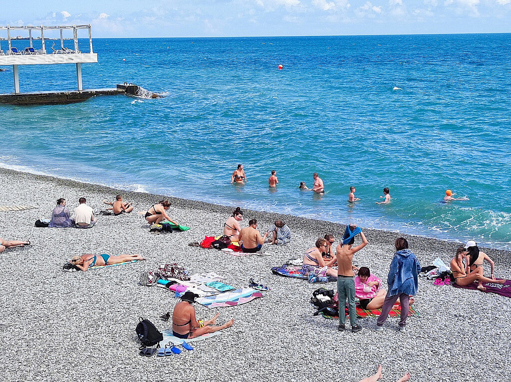 Когда откроют пляжи в ялте. Крым Ялта пляж Массандра. Массандровский пляж в Ялте. Пляжный отдых. Приморский пляж Ялта.