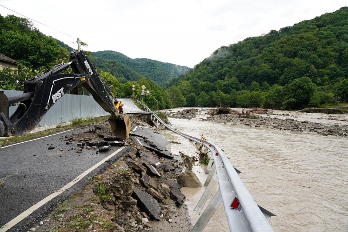    В Сочи вышедшая из берегов река затопила машины и первые этажи домов