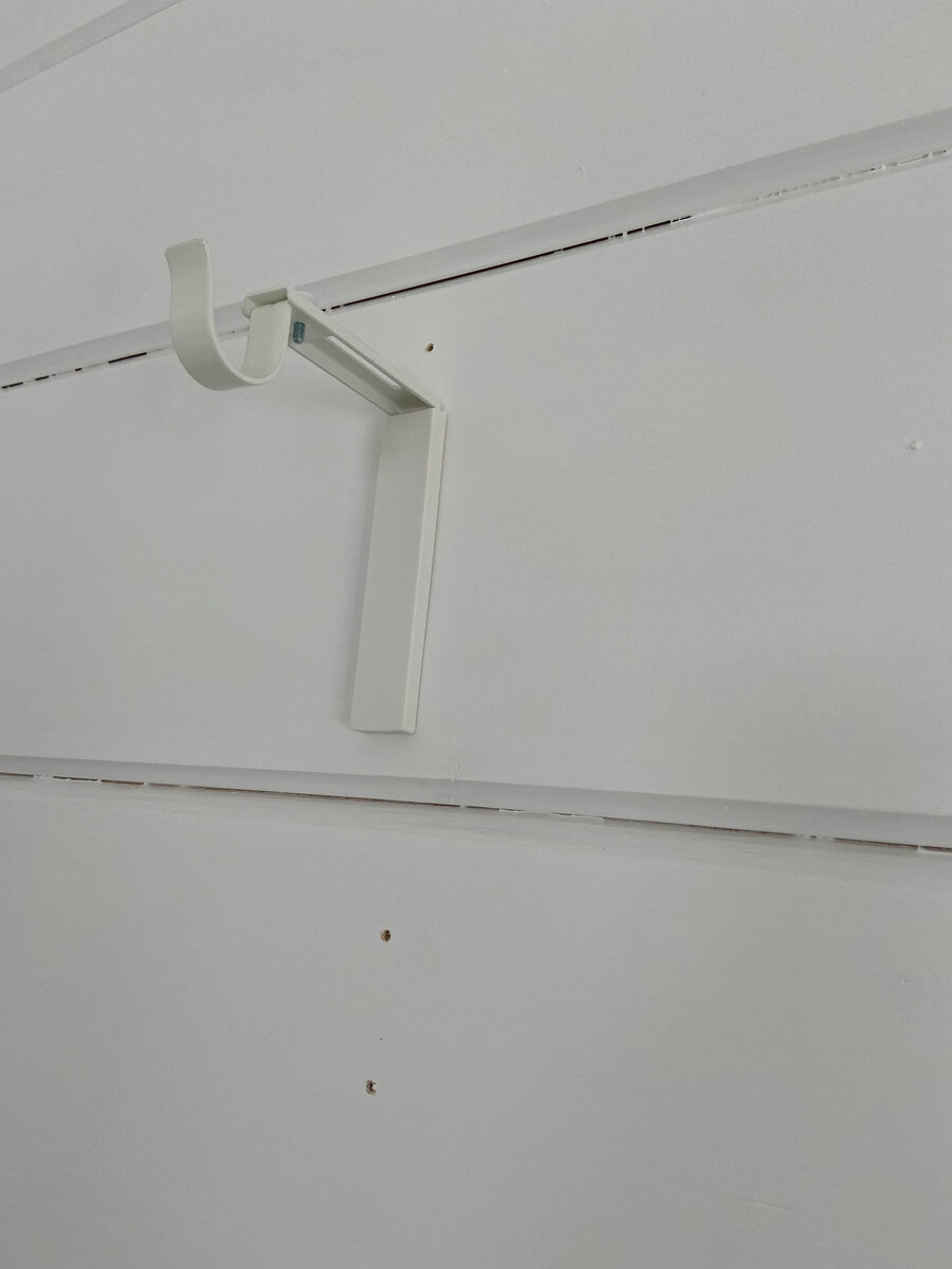 Поскольку карниз перевешивали два раза, результат налицо. Вернее, на стене. :)