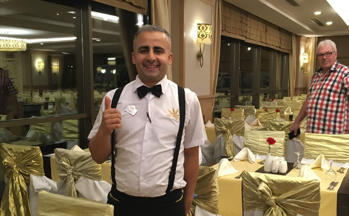 Фото официанта отеля Айдинбей Кинг Пэлас в Эвренсеки (Сиде) сделано автором