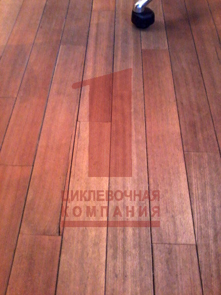 Паркет считался самым популярным и востребованным напольным покрытием благодаря своим прекрасным свойствам. Он обладает высокой прочностью, надежностью и роскошным внешним видом.