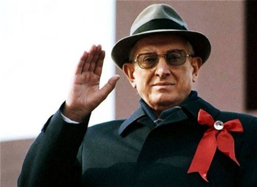 Ю.В. Андропов на трибуне мавзолея. Фото из открытых источников Интернета.