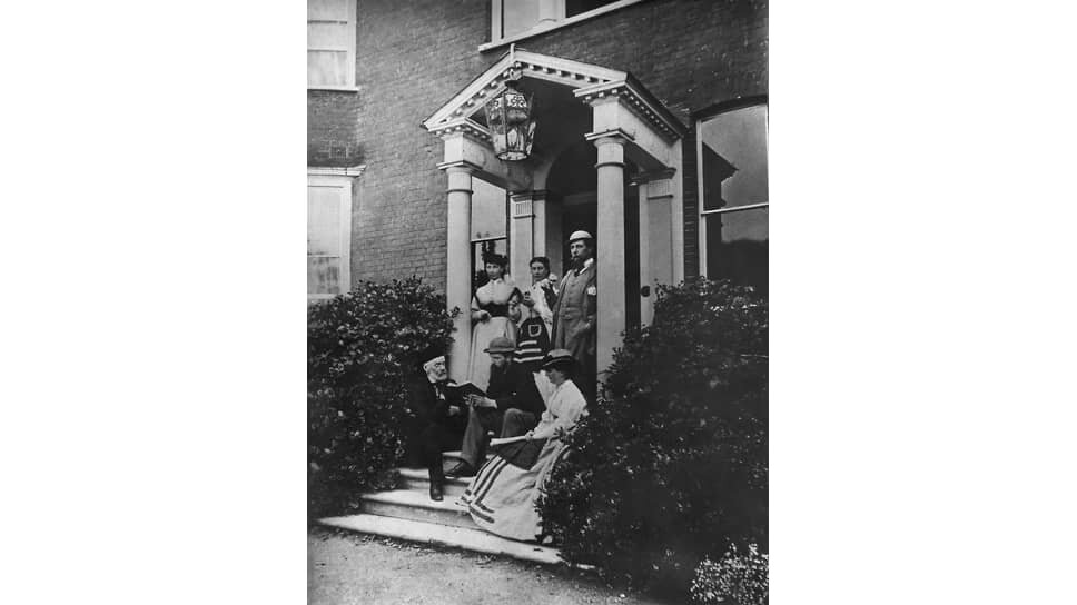 Фото: Kean Collection / Getty Images📷Чарльз Диккенс (стоит справа) с семьей, 1850