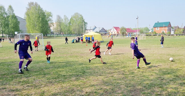 Единственная команда из младшей группы, которой пришлось конкурировать со старшими ребятами, выглядела на их фоне как «детсадовцы» против «школьников». Но бой, тем не менее, давала