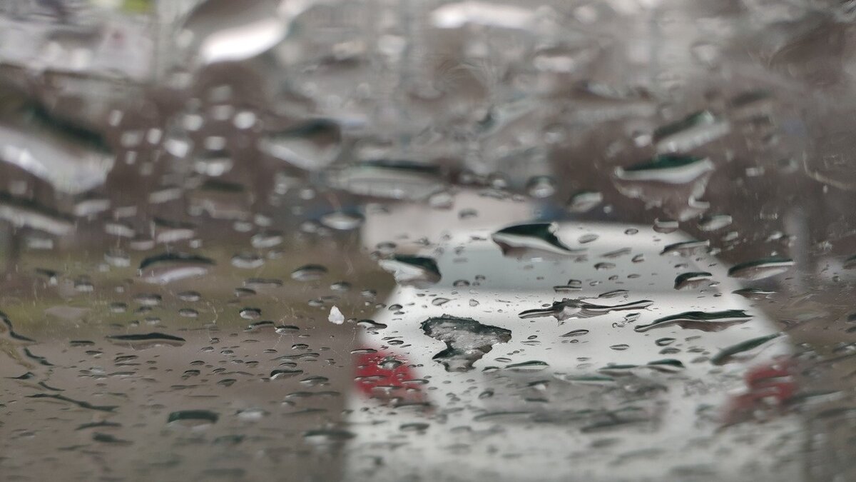     Ливни и град обрушились на Северную Осетию, часть улиц Владикавказа оказалось затоплена, в нескольких районах повреждены линии электропередачи, сообщили в республиканском МЧС.