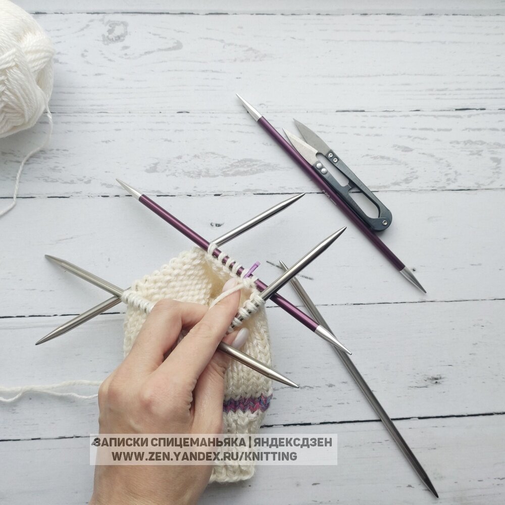 Где фиолетовый маркер, там маркерной же спицей провязали и убавили. Переходим на вязание передней части носка, спицами металлик. Листайте :)