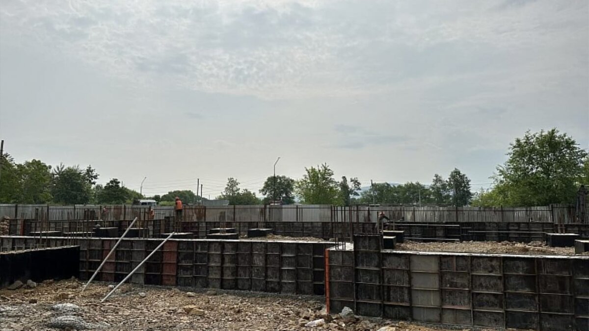     В Артёмовском городском округе полным ходом идёт строительство новой двухэтажной амбулатории — в посёлке Заводском.