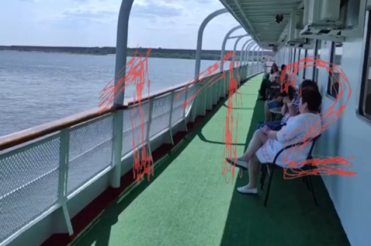    В Telegram появилось видео севшего на мель не дойдя до Волгограда теплохода