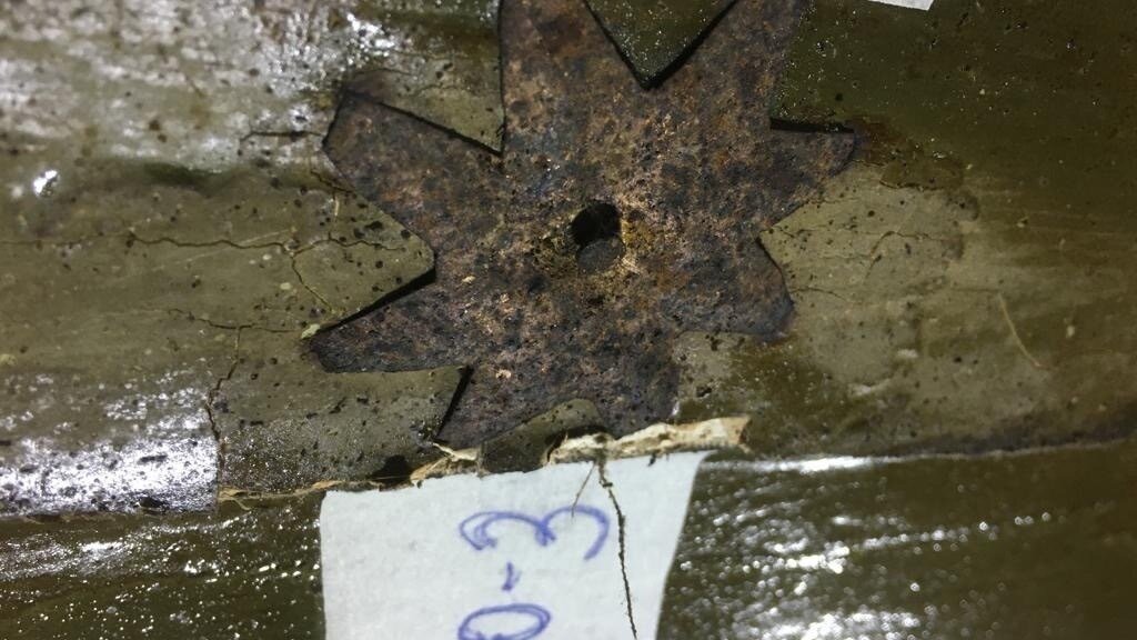     В деревне Барабаново сейчас проходит реставрация живописи в старинном храме Параскевы Пятницы. Во время работ на потолке здания обнаружили металлические звезды.