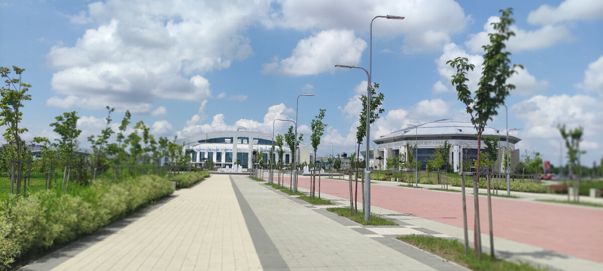 Аллея ведущая в Дворец водных видов спорта