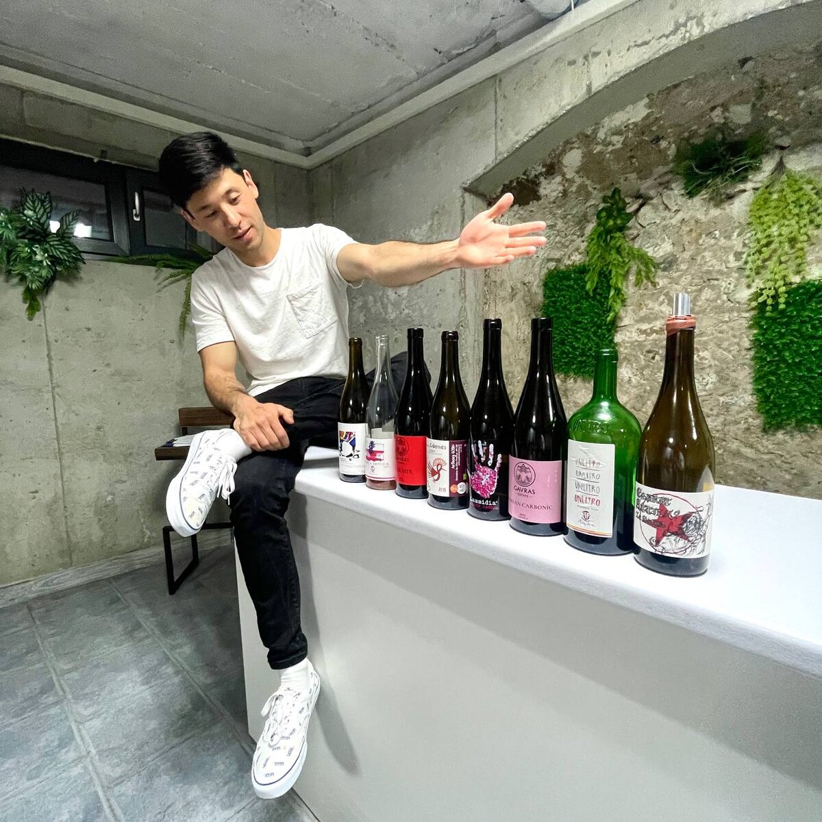 Азат в дегустационном зале нашей винотеки на Игнатенко 24/4 в Ялте