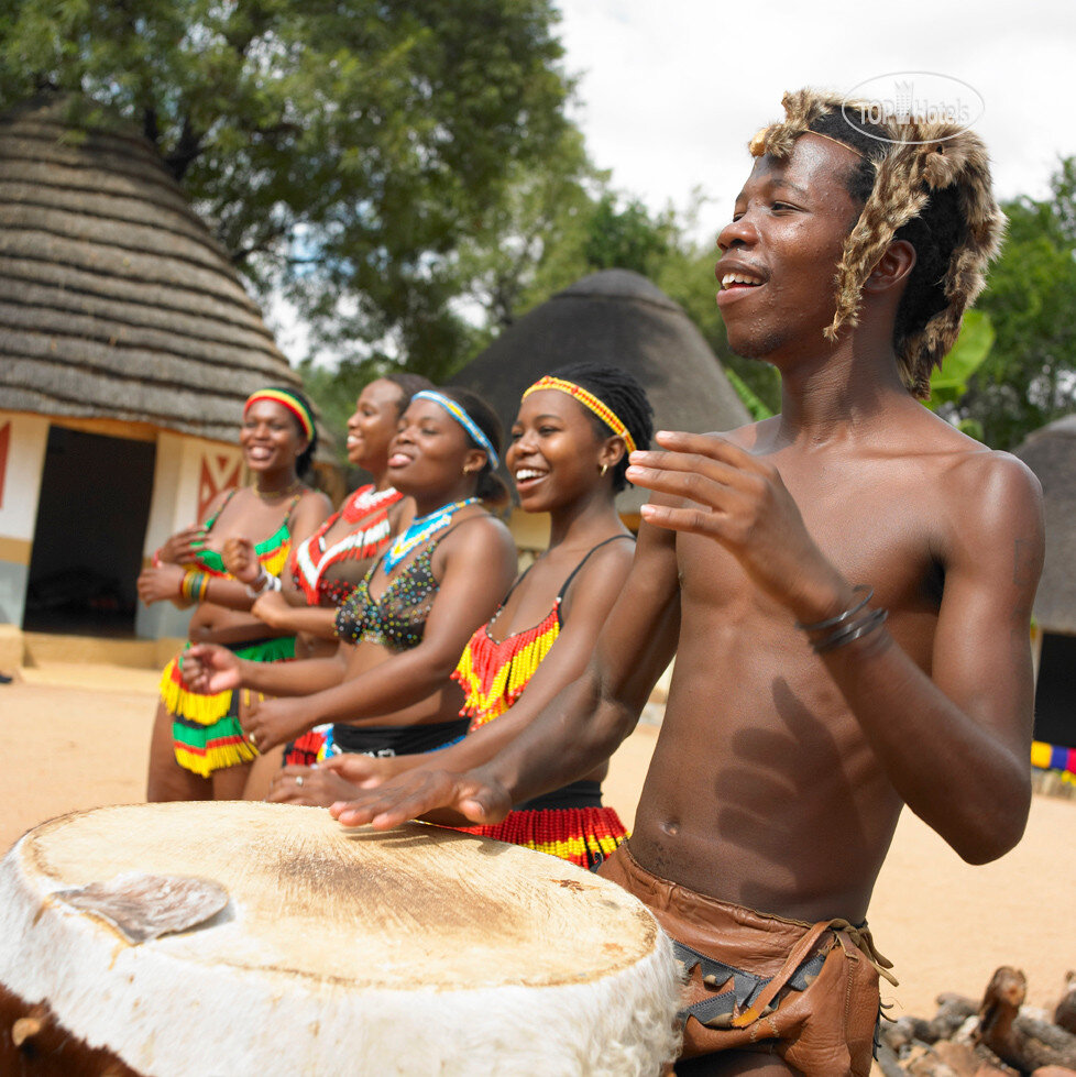 Современная африканская музыка. Африканцы с барабанами. Музыканты африканцы. Африканские музыкальные инструменты. Музыкальные инструменты африканцев.