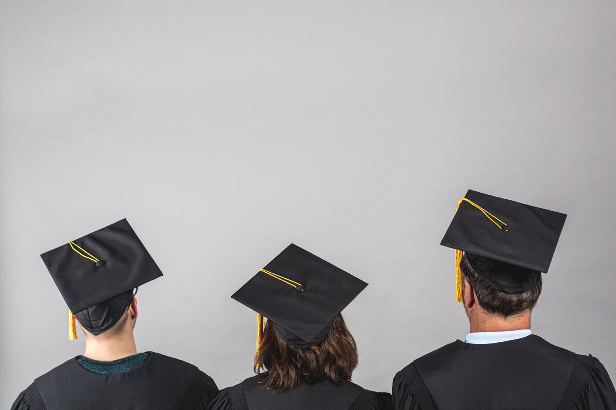 Куда поступать на высшее образование. Graduate 3d. Graduate three women.