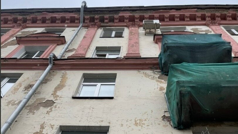     Одна из жительниц Ижевска стала свидетельницей того, как от фасада одной из ижевских сталинок на улице Красногеройской откололся кусок стены.