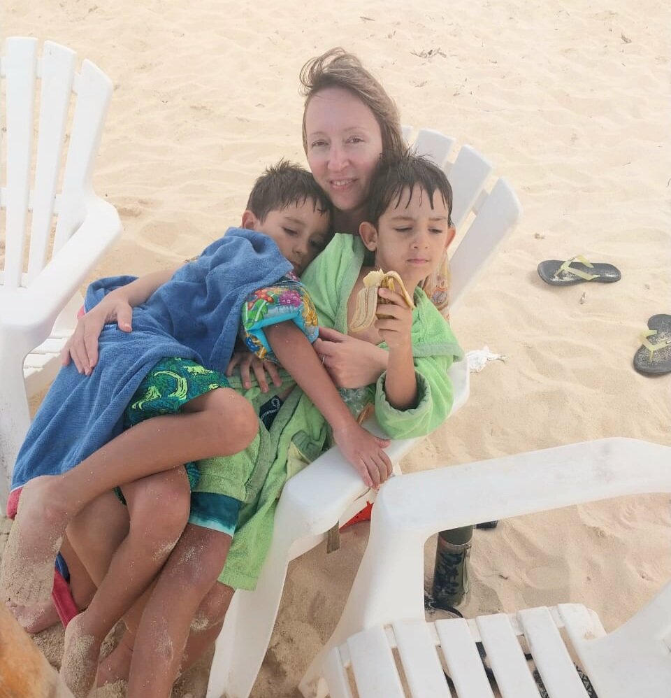 Сразу после травмы (тот, что в синем халате).