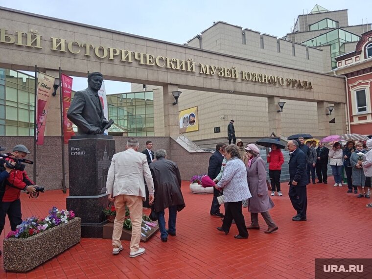    Участники митинга почтили память Сумина и возложили цветы