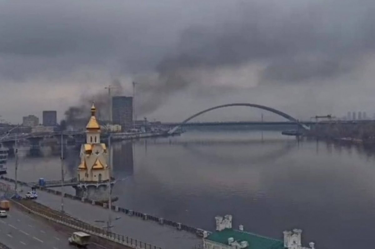    Дым на Рыбальском острове после предположительного обстрела в 2022 году.