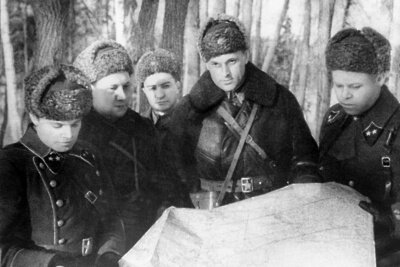    Великая Отечественная война 1941—1945 гг. Битва за Москву. Командующий 16-ой армией Западного фронта, генерал-лейтенант К. К. Рокоссовский под Истрой (второй справа). Кадр из документального фильма "Разгром немецких войск под Москвой. Октябрь 1941 — январь 1942 гг." Центральная студия кинохроники. 1942г. ©С.Щербаков РИА Новости