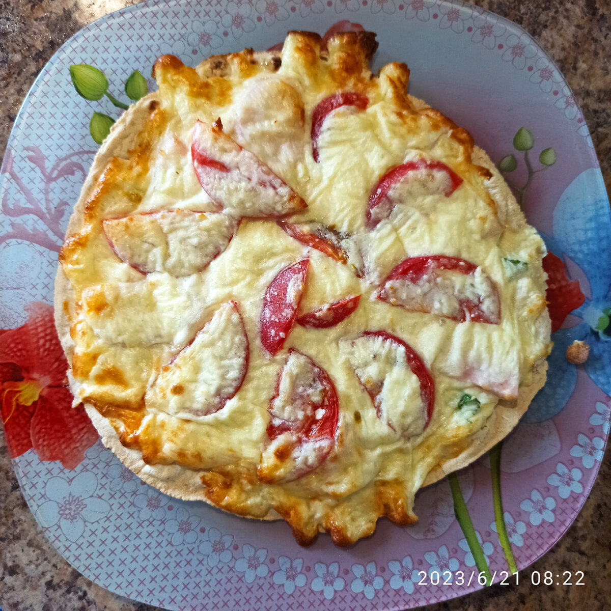 Ветчина и помидоры под яично-творожно-сырной шапкой.