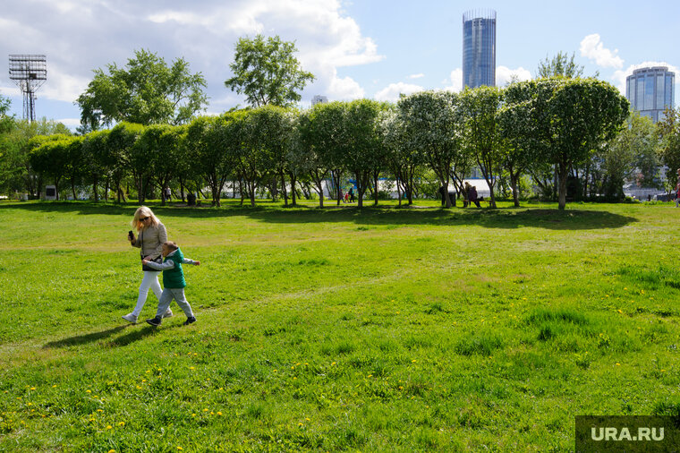    В ближайшие пару дней в Свердловскую область придет теплая погода, заявил синоптик Алексей Пулин