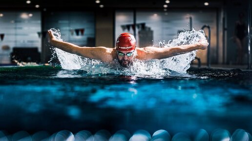 плавание кролем баттерфляем. баттерфляй плавание. баттерфляй быстрый. спортивное плавание. пловцы женщины.