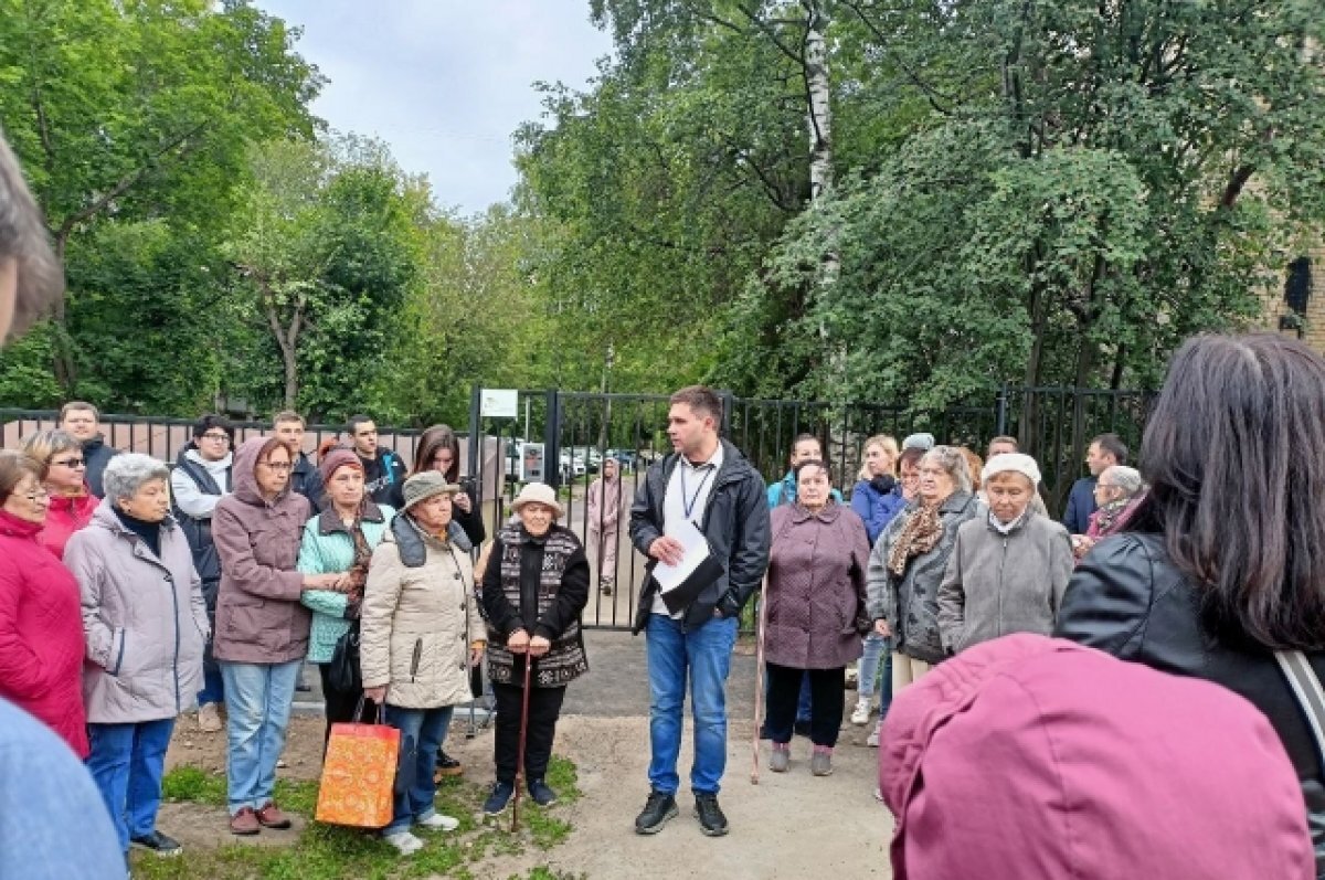    Жильцы 10 домов вышли на пикет 21 июня, чтобы добиться ремонта дороги.