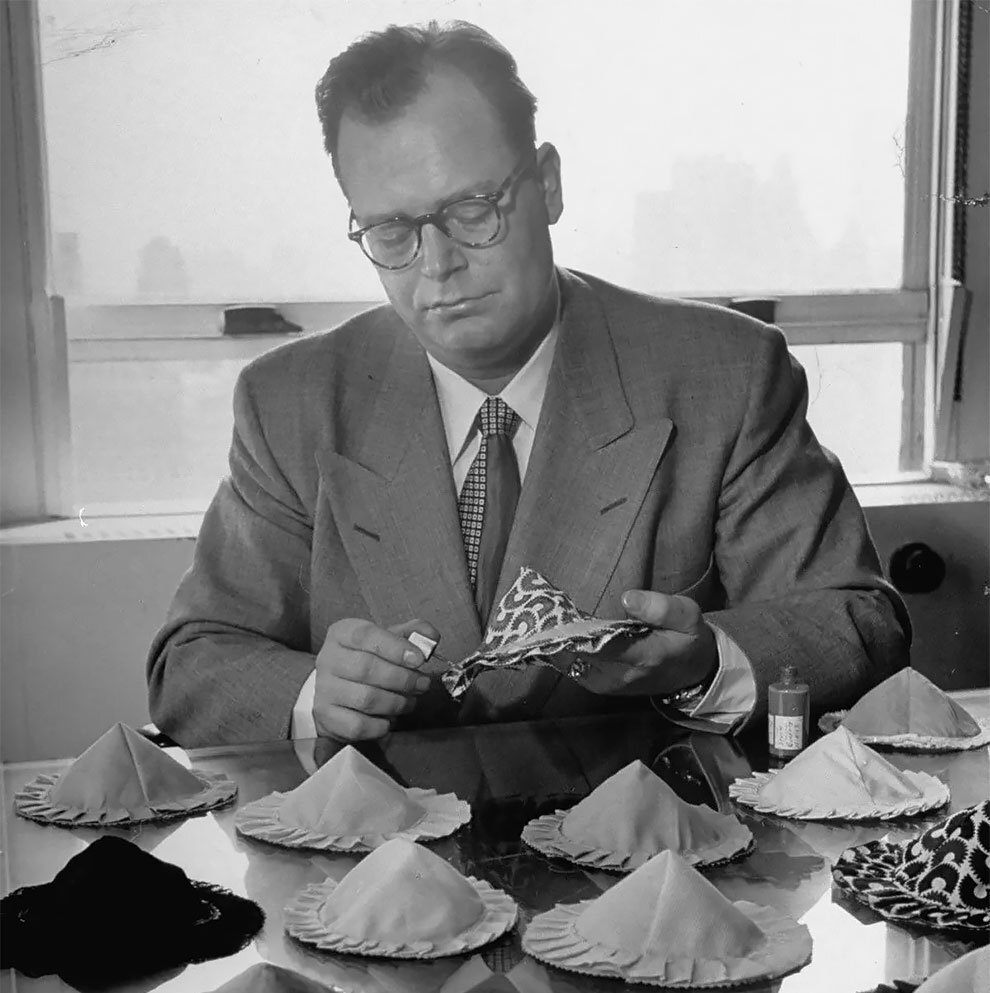 Чарльз Лэнгс за работой. Фото взято с mail.ru