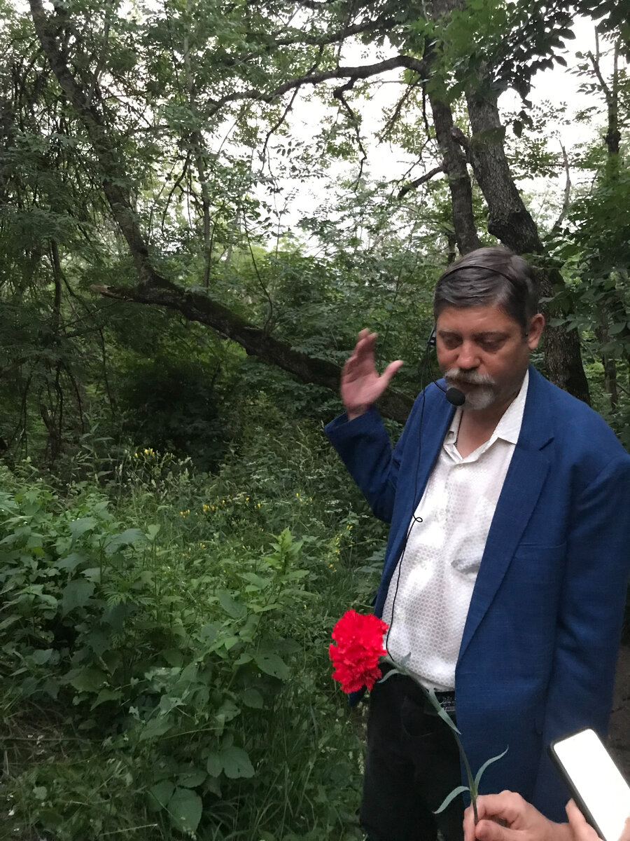 В нескольких метрах вниз по склону... Оттуда веет холодом.