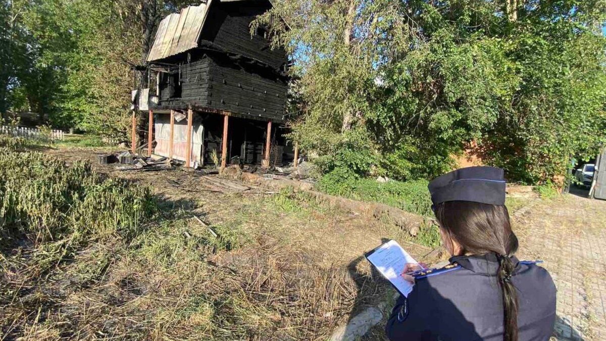     В Ачинске сгорело двухэтажное нежилое здание. По словам местной жительницы, перед этим неизвестный поджёг перед зданием тополиный пух.