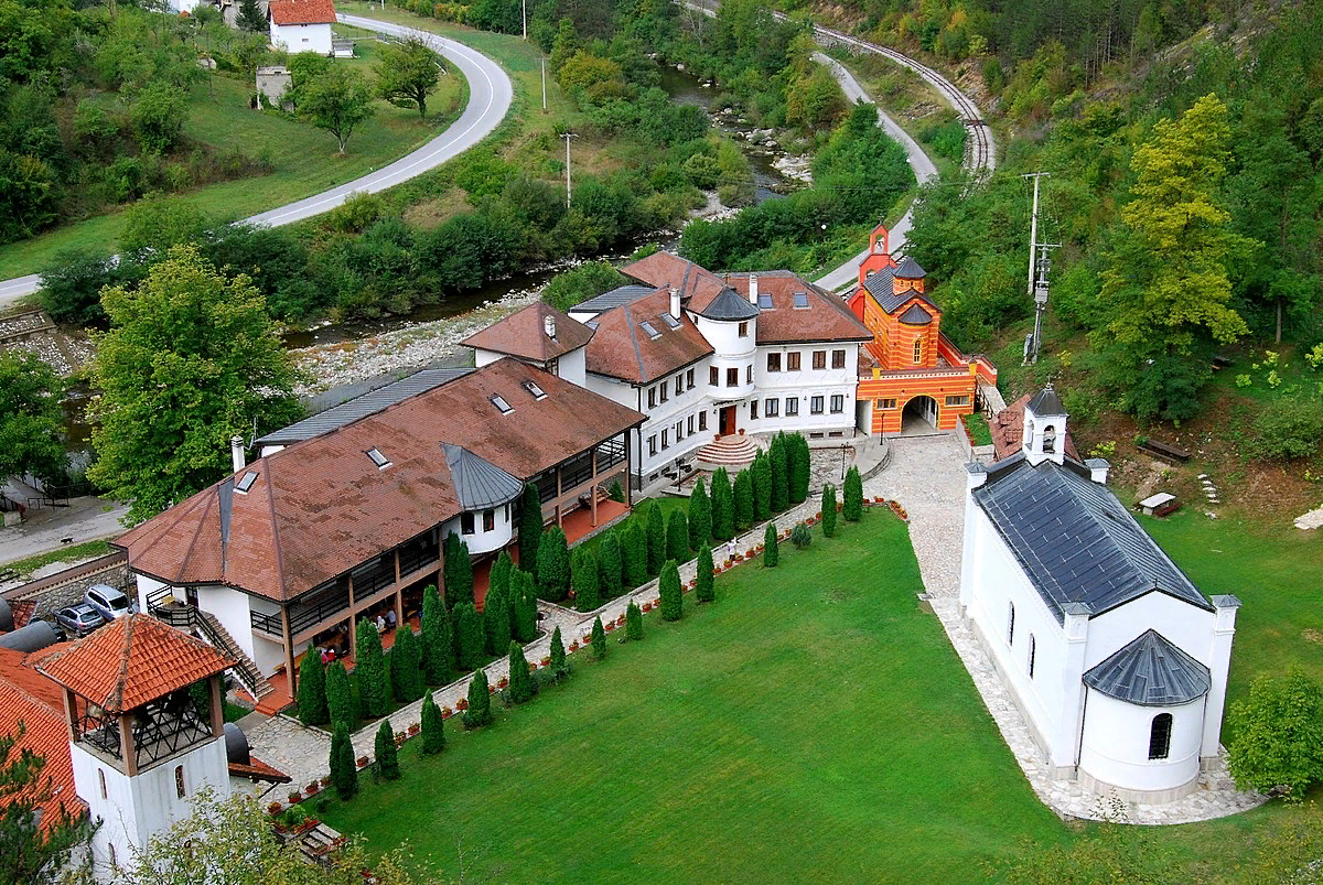 Вид на монастырь Добрун сверху. Фото с сайта commons.m.wikimedia.org