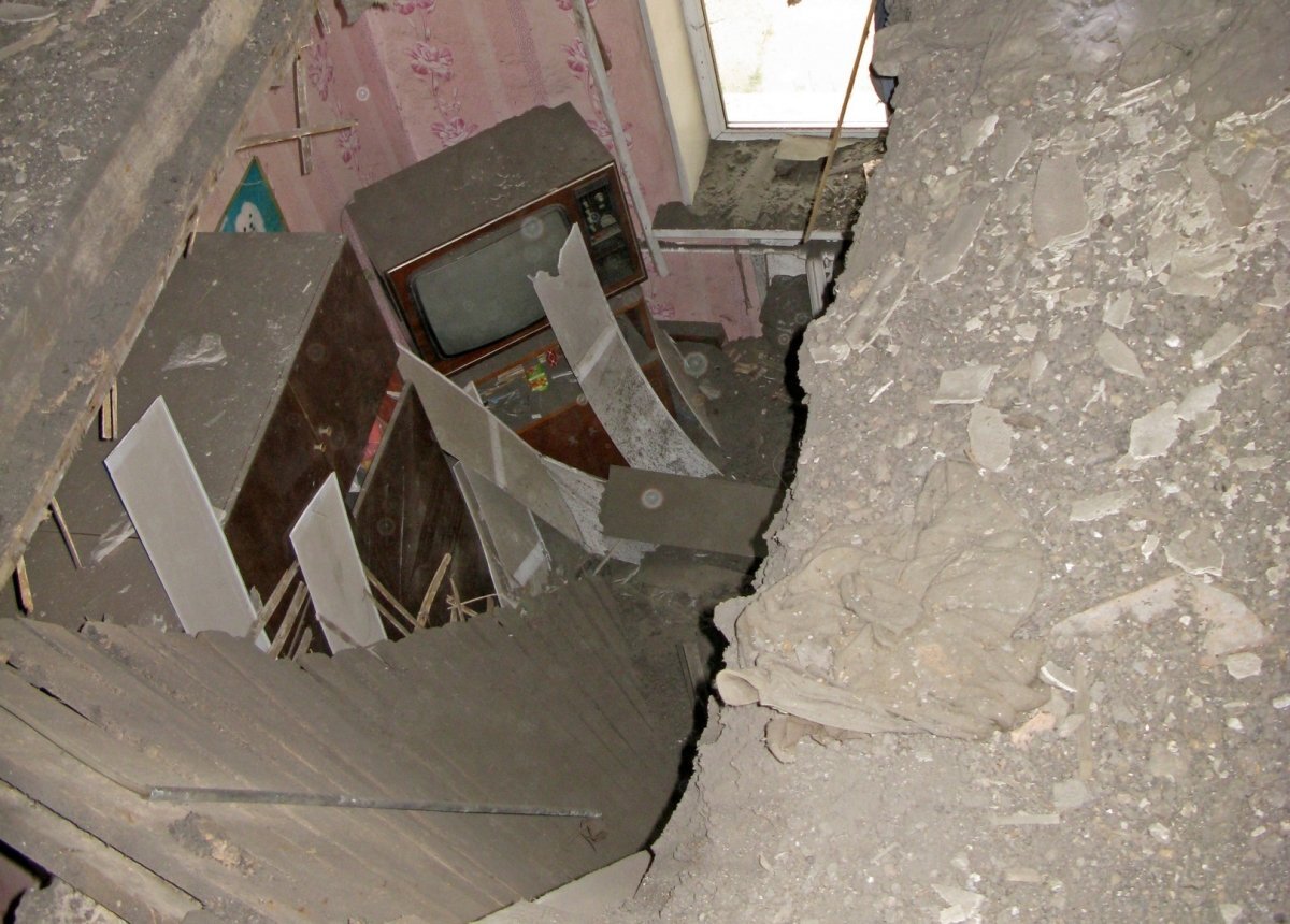    Потолок в квартире дома в Заплюсье обрушился из-за износа балок перекрытий