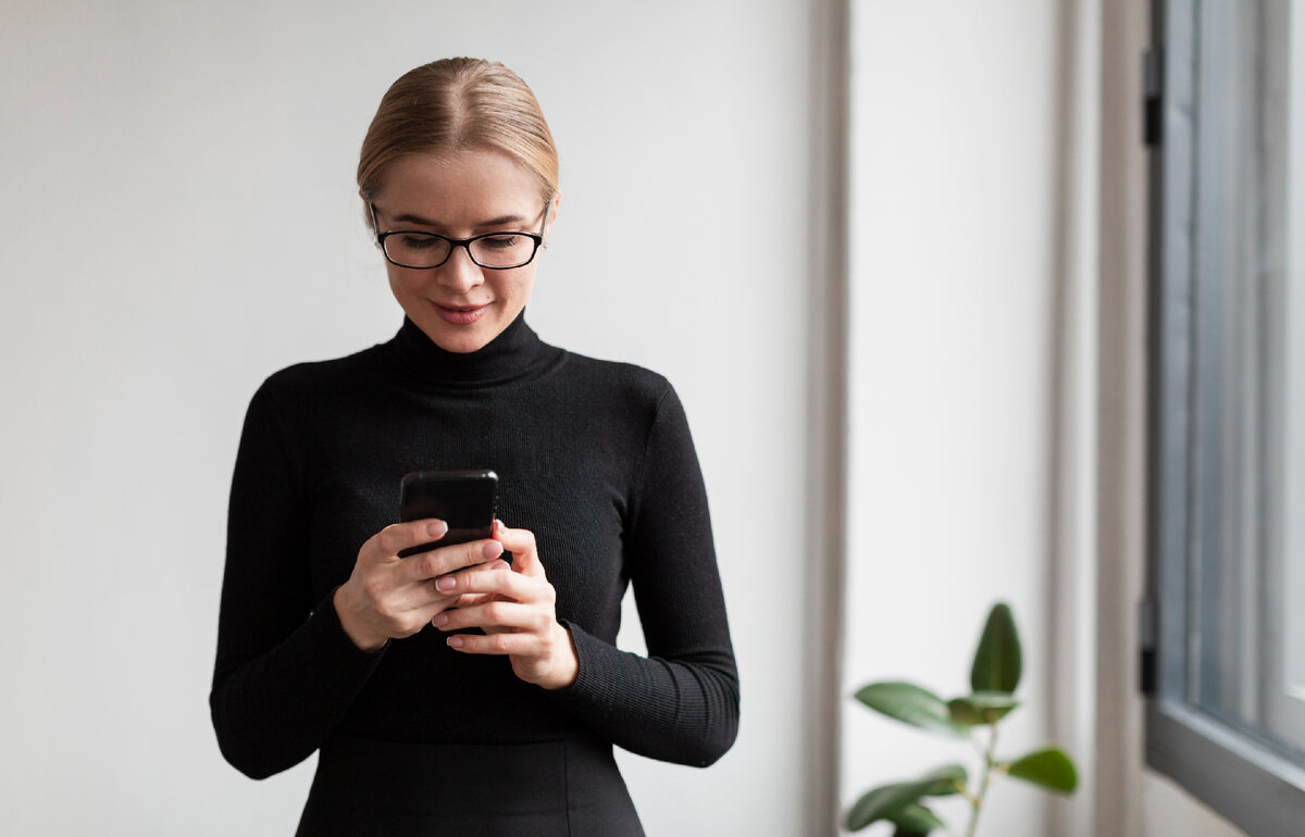 Изображение от <a href="https://ru.freepik.com/free-photo/modern-woman-using-mobile_6610967.htm#query=%D0%B6%D0%B5%D0%BD%D1%89%D0%B8%D0%BD%D0%B0%20%D1%81%20%D1%82%D0%B5%D0%BB%D0%B5%D1%84%D0%BE%D0%BD%D0%BE%D0%BC%20%D0%B2%20%D1%80%D1%83%D0%BA%D0%B0%D1%85&position=37&from_view=search&track=ais">Freepik</a>