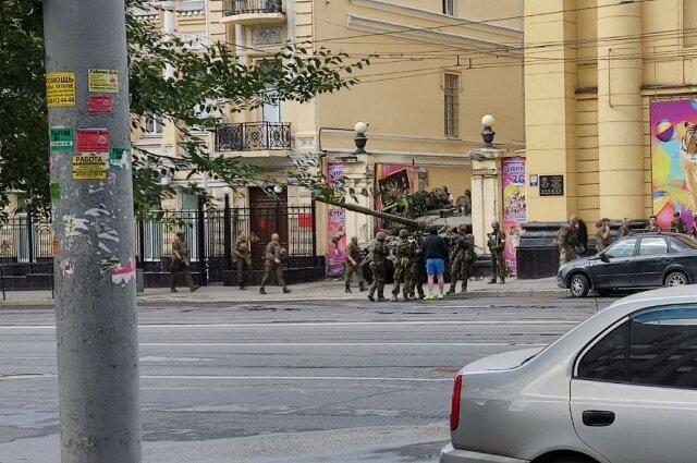    Танк застрял в воротах цирка в Ростове Фото:  АиФ/ Василий Колбасин.