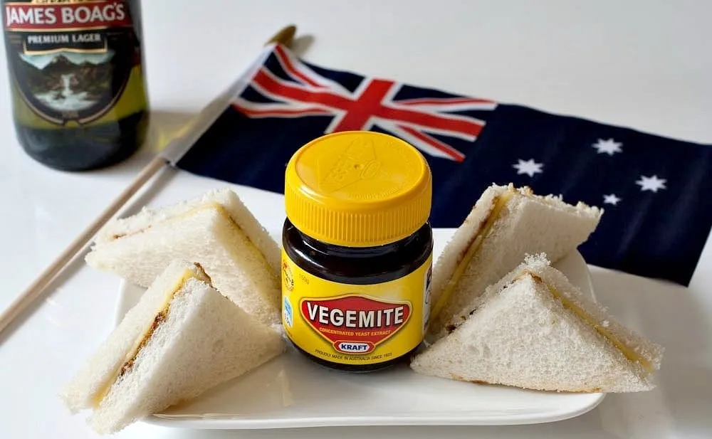 Австралийский веджимайт. Паста Vegemite. Веджимайт австралийское блюдо. Паста веджимайт.