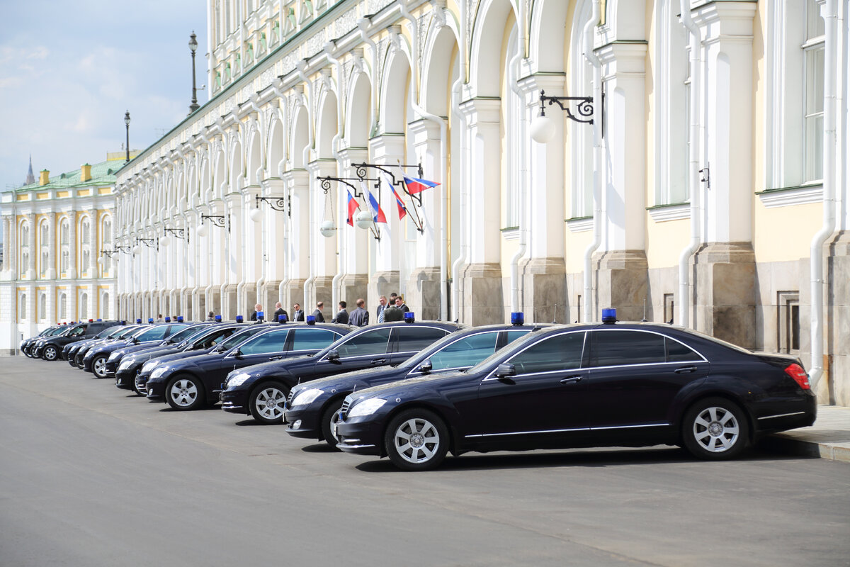 Служебный автомобиль. ФСО дом правительства. Улитин ФСО. Кортеж ФСО России. ФСО РФ машины.