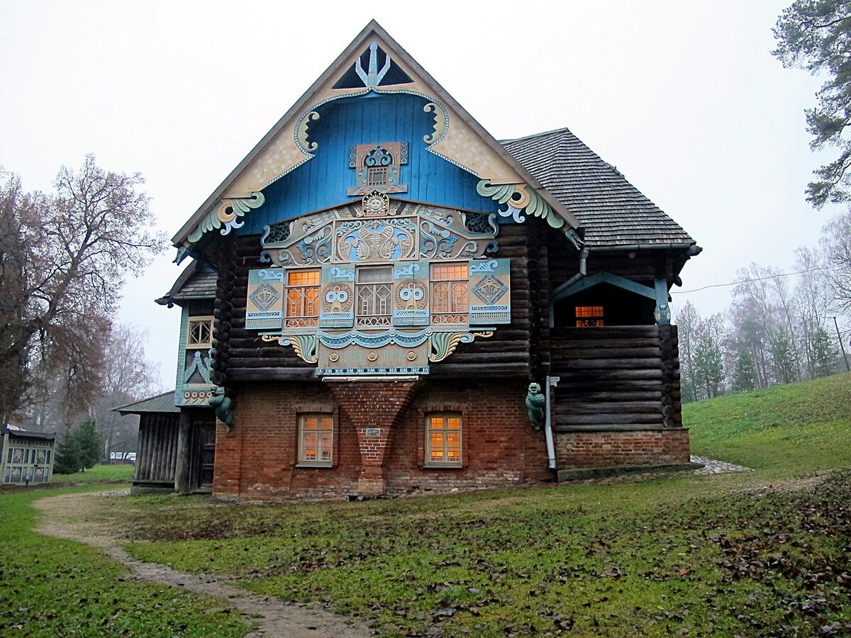 "Теремок" во Фленове, построенный по задумке Тенишевой. Библиотека и музей. Потом зернохранилище и общежитие (в советское время). Теперь снова музей.