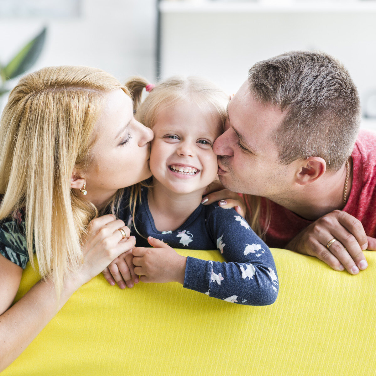 Дети по фотографии родителей. Родители и дети. Общение ребенка с родителями. Общение детей. Радостное общение с детьми и.