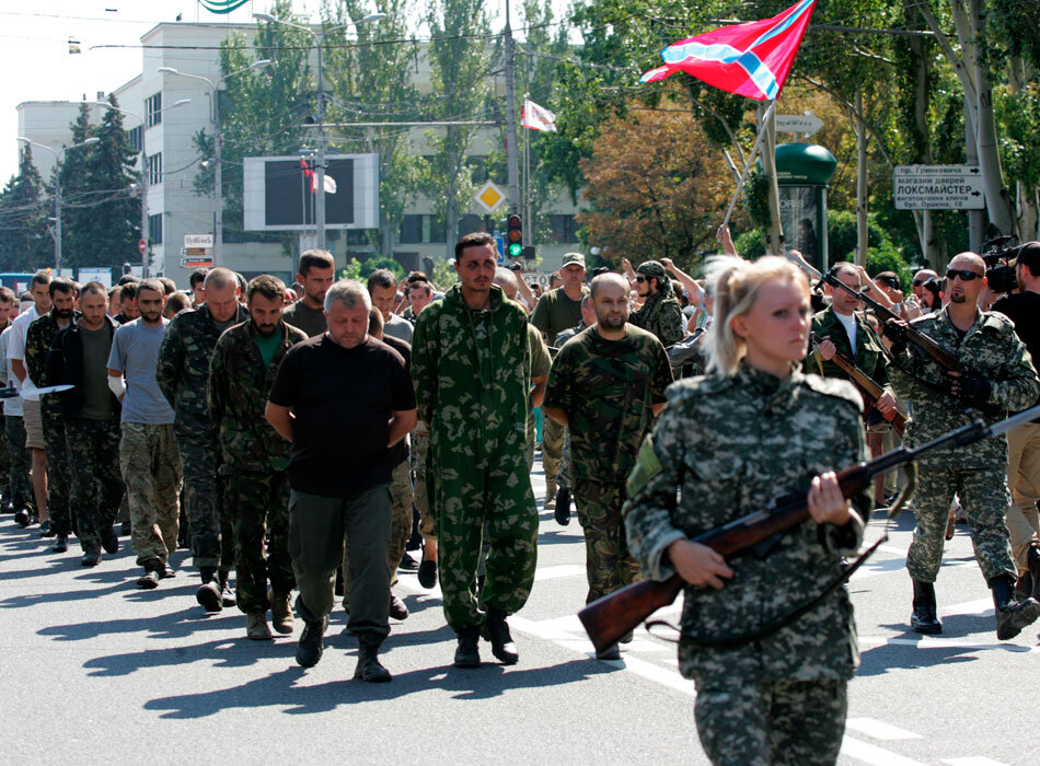 ПЛЕННЫЕ БОЙЦЫ ВСУ ПОД КОНВОЕМ ОПОЛЧЕНЦЕВ. ФОТО: ALEXANDER ERMOCHENKO/ GLOBALLOOKPRESS