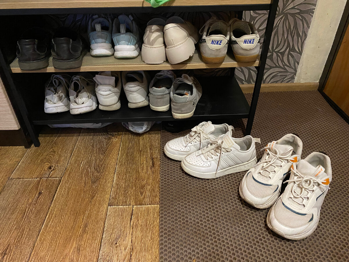 Белых кроссовок много не бывает