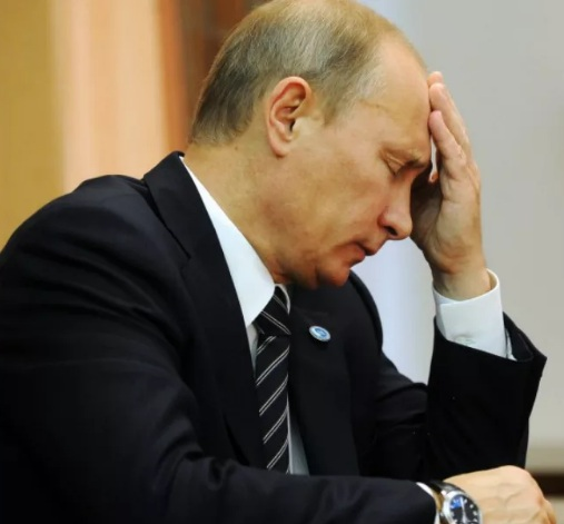 Преданный  "повально сбежавшими из Москвы"   чинушами  Путин  грустит  и ...пытается  вспомнить хоть одну  фамилию предавшего министра .    
