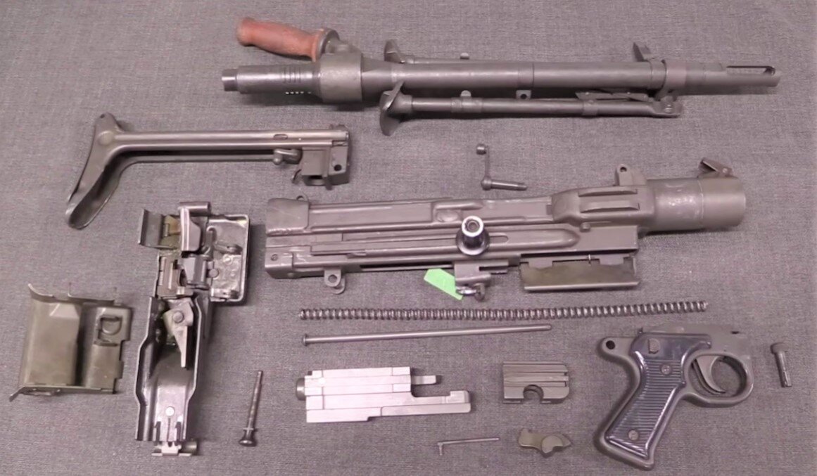 Пулемет ААТ-52 в разобранном состоянии. Обратите внимание на рычаг-замедлитель затвора (внизу у пистолетной рукояти).