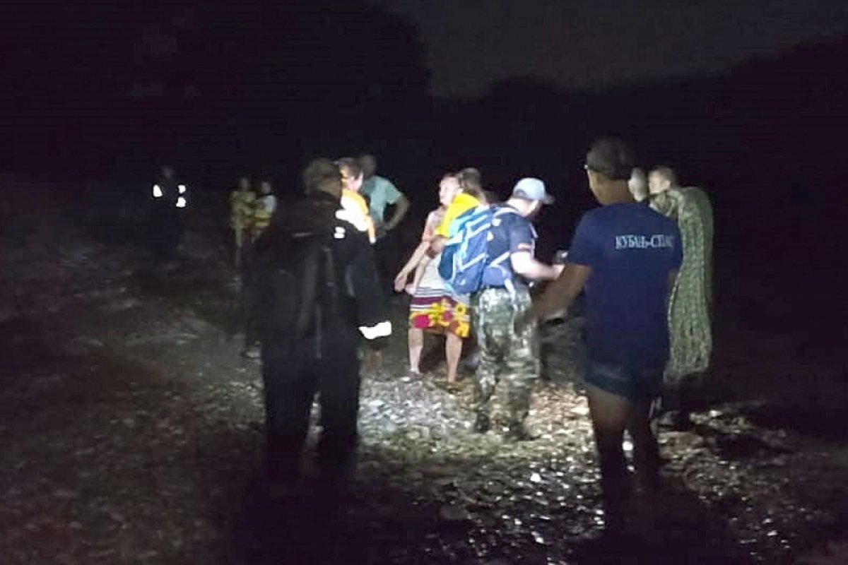    Спасатели эвакуировали шесть человек, застрявших на машине в реке