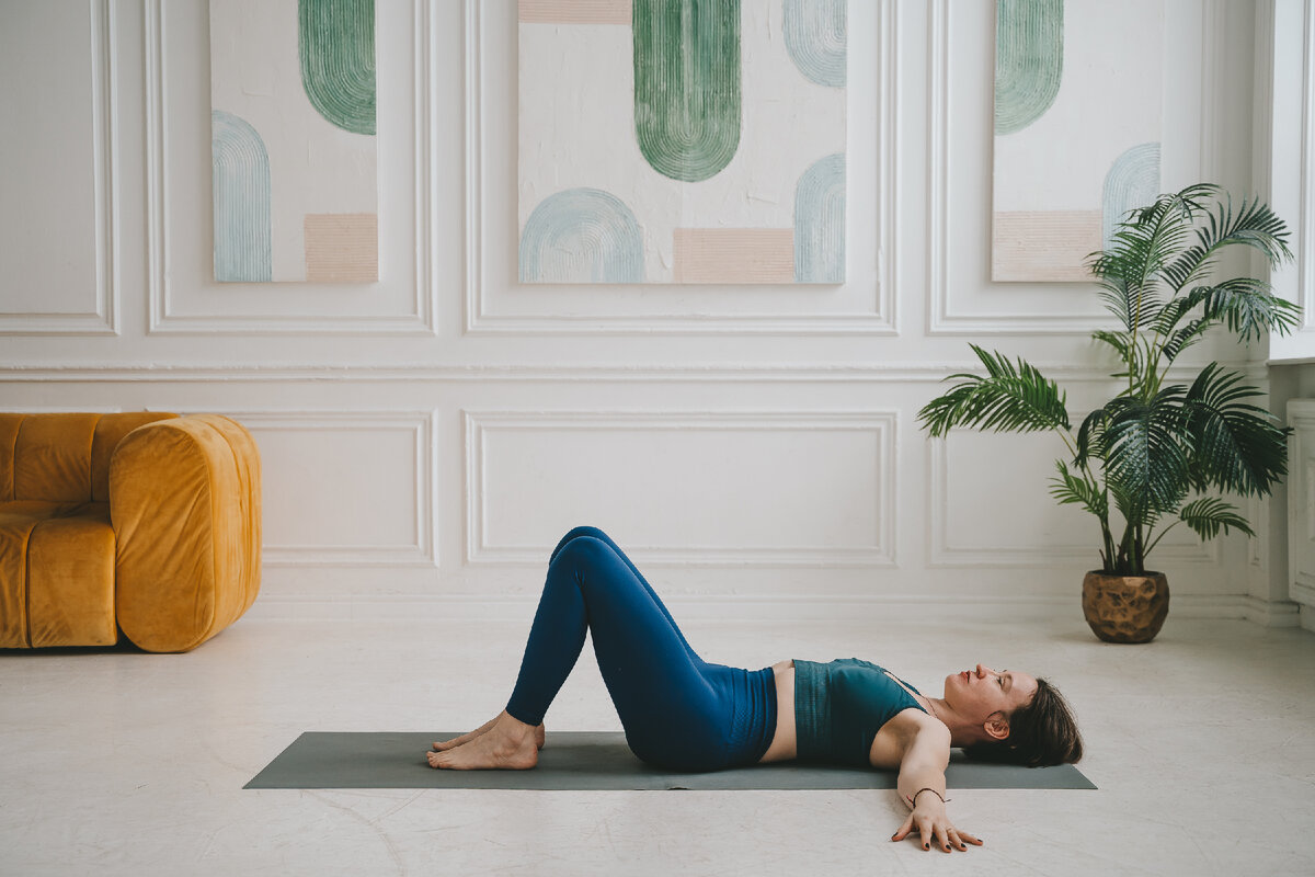 Нейтральная позиция спины - поясница не плотно прижата к полу, лопатки равномерно распределены на полу.