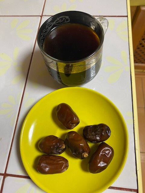 его количество в других фруктах. Что самое важно - это в основном фруктоза и глюкоза, которые полностью безопасны для организма и делают финики сродни мёду.
По своим питательным, диетическим и лечебным свойствам финики приравниваются к злакам. Они полезны взрослым, детям, беременным женщинам.
Свежие финики добавляют во многие блюда
- фруктовые салаты, сдобные булочки, домашнее печенье, пироги и торты. Из фиников вырабатывают финиковый мед, сахар, алкогольный финиковый сок, из сердцевины дерева - пальмовую муку.
Свежие финики хорошо сохраняются в холодильнике. Финиковый сахар гораздо полезнее для организма, чем тростниковый или свекольный. Если положить сушеные финики на время в горячее молоко, их вкус улучшается, а с начинкой из масла, орехов, миндаля или густого крема повышается содержание белков и протеина, необходимых организму