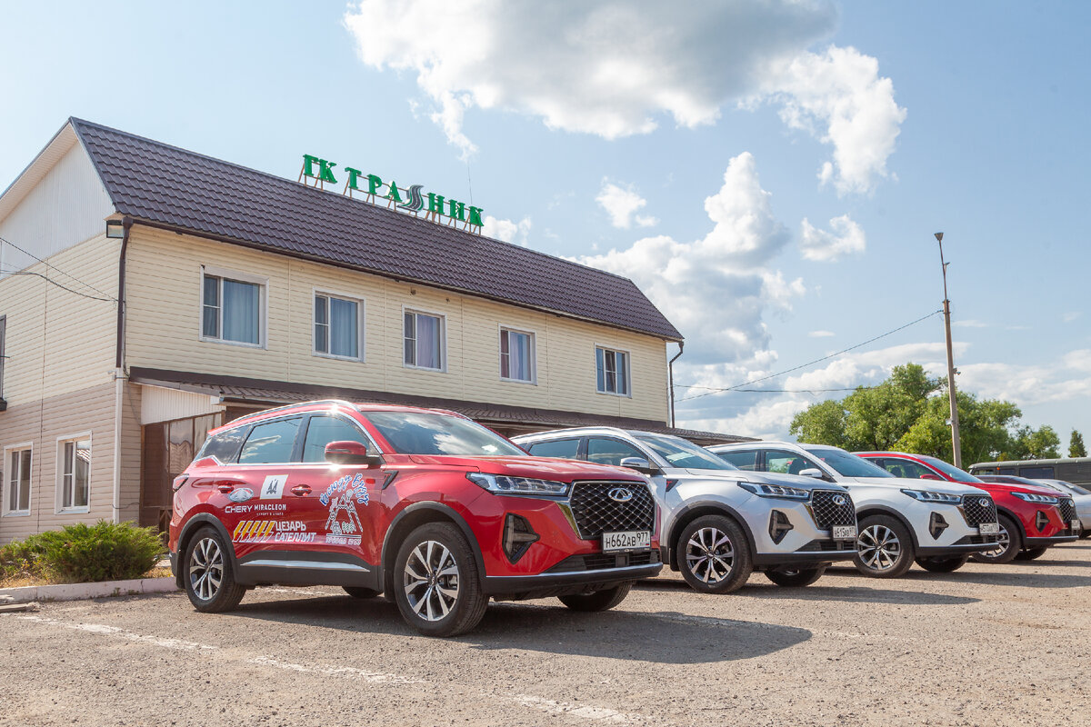 Наши машины Chery Tiggo 7 Pro Max на фоне кафе «Трассник»