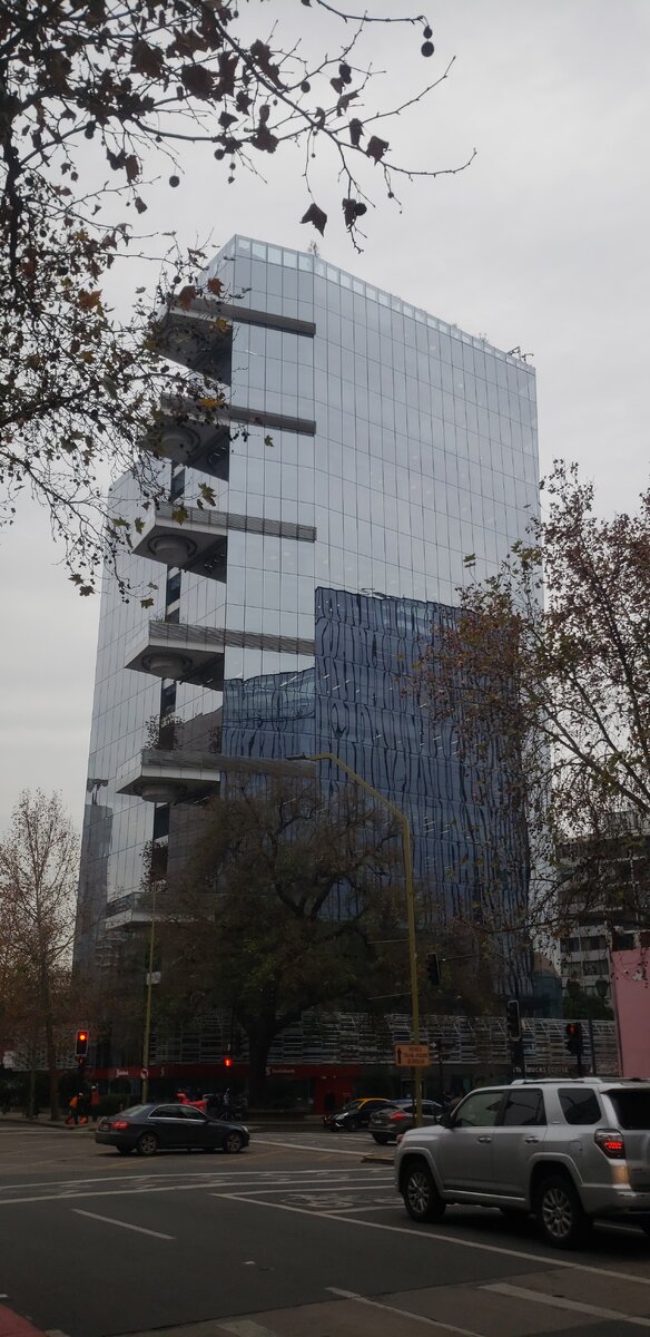 Здание с необычными балконами