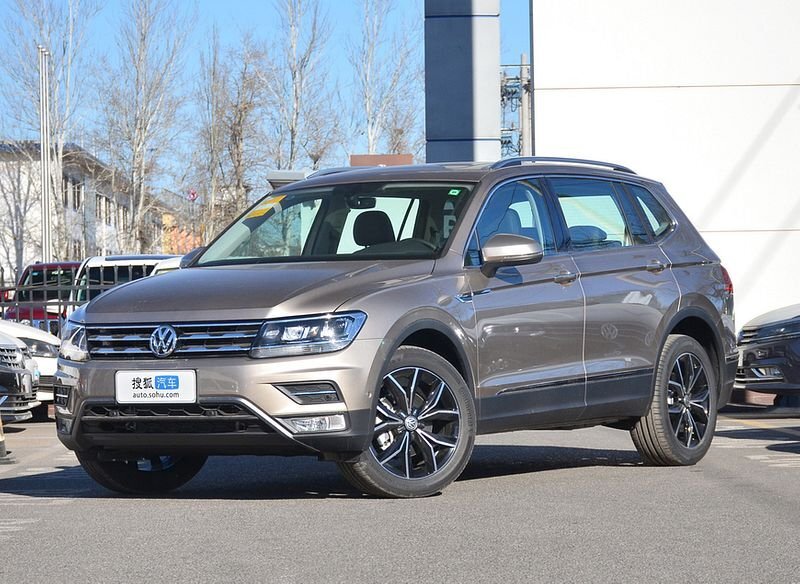     Дизайн Volkswagen Tiguan L выполнен в корпоративной стилистике немецкого концерна, не подразумевающей использование остромодных решений